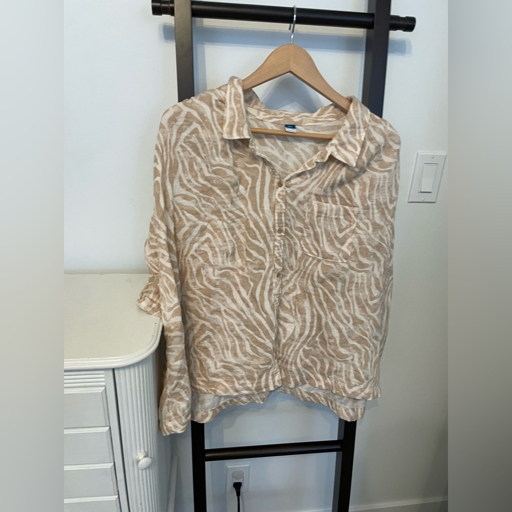XXL Beige Zebra Print Button-Up Shirt from old navy. EUC. 100% cotton.